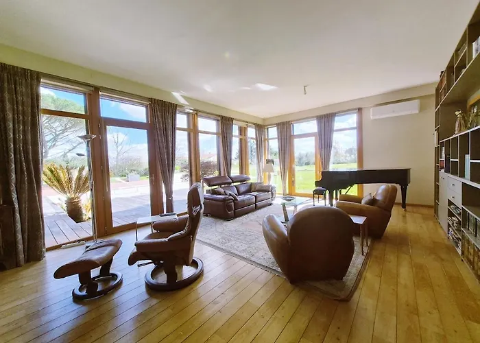 Дом отдыха Maison Bernard Piscine Jacuzzi