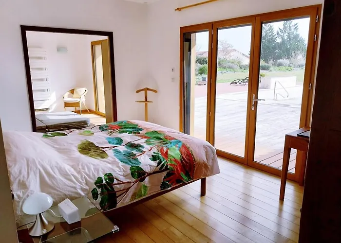 Дом отдыха Maison Bernard Piscine Jacuzzi